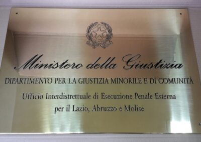 Targa in ottone da esterno incisa con smalto